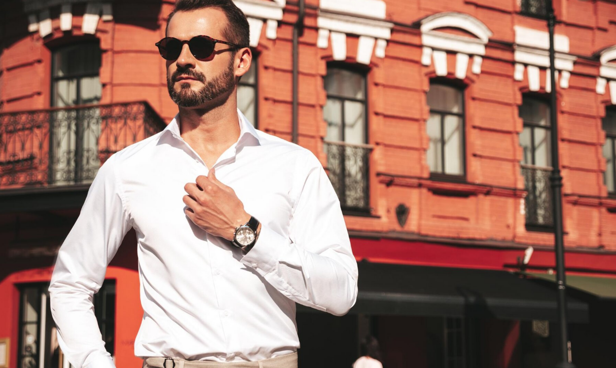 Pareja en terraza de Santiago, ambiente moderno